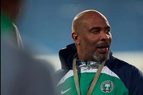 مدرب نيجيريا: مصر من المرشحين للفوز بأمم أفريقيا.. وسعيد بمواجهة حسام حسن